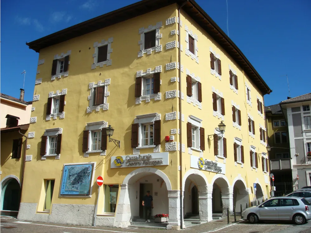 Palazzo Tommaselli-Tiso a Strigno, facciata gialla con i portici, ristrutturato dalla 3H