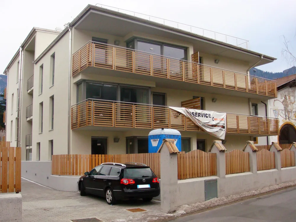 Villa Rosenstein a Merano, palazzina con balconi in legno chiaro